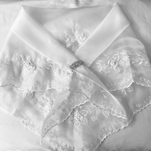 Beautiful White Maria Clara Filipiniana gown with classic embroidery, 3 pcs. Set - Picture 5 of 17